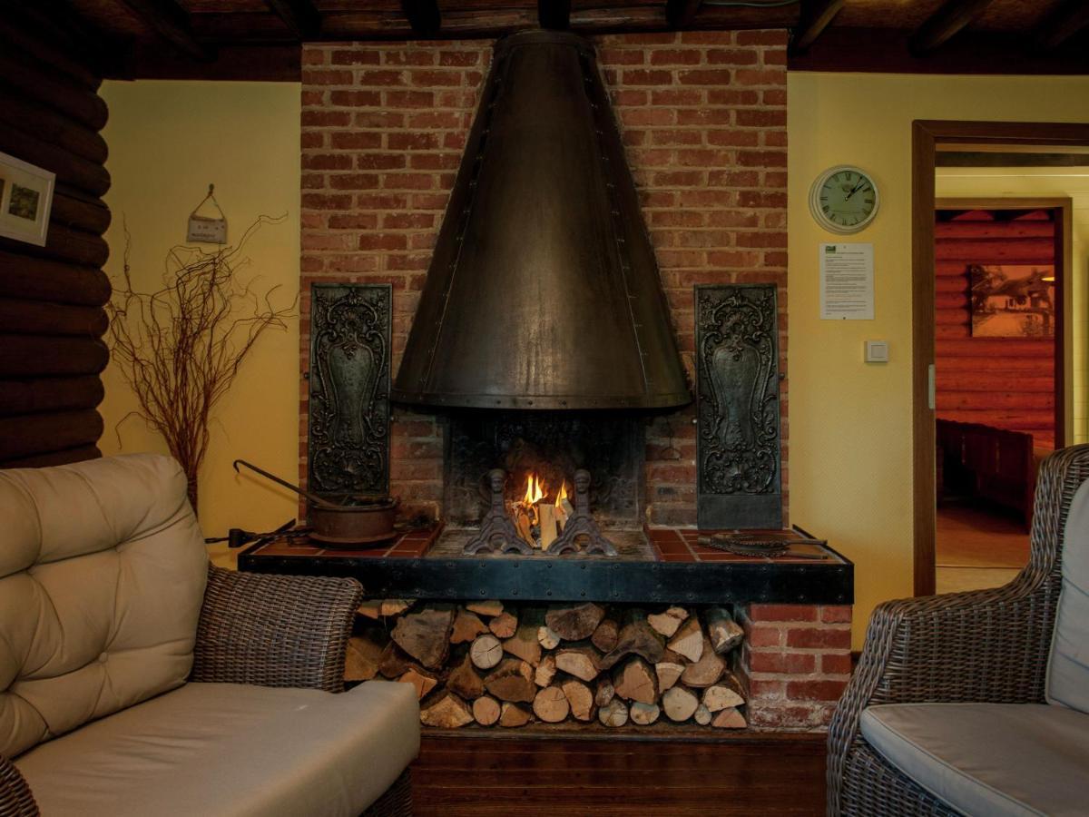 Open Wooden Chalet Built Against A Hill Francorchamps Esterno foto
