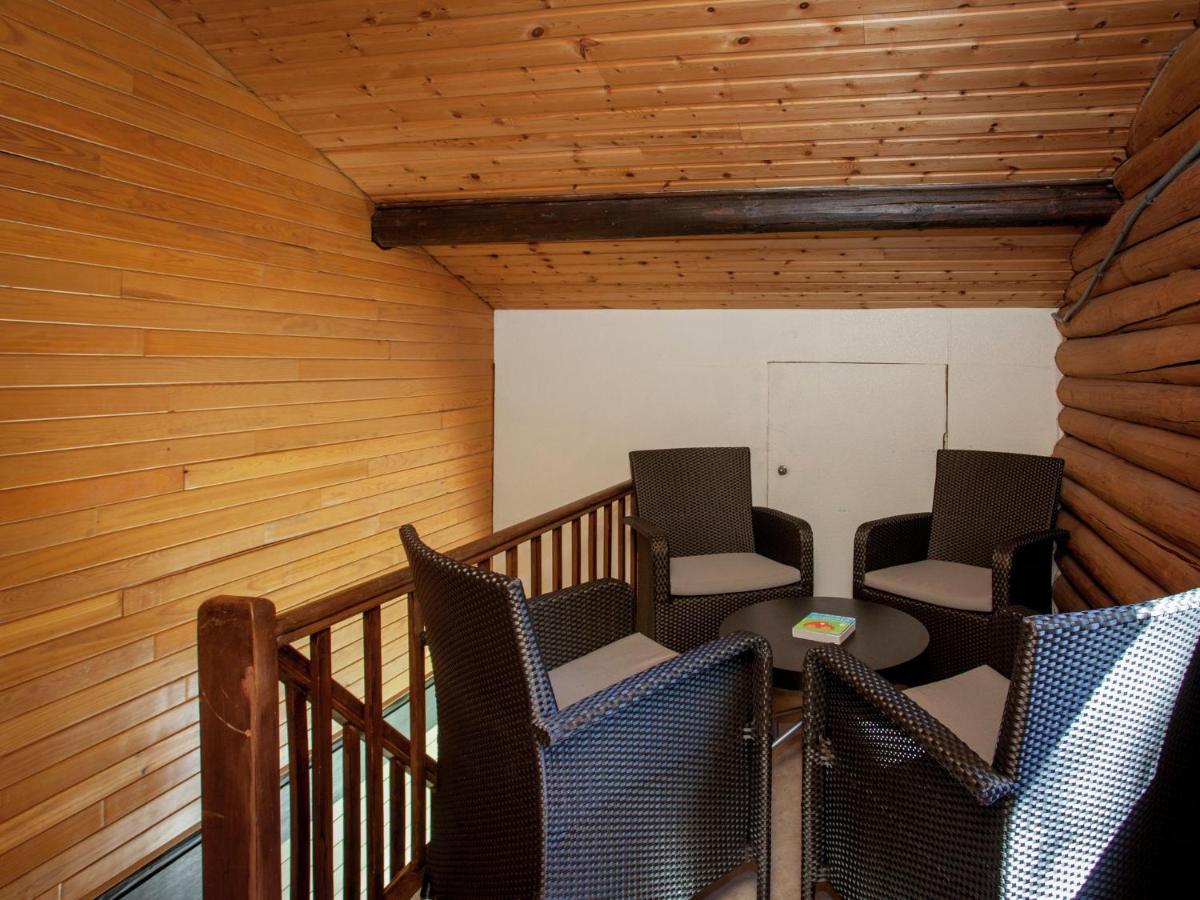 Open Wooden Chalet Built Against A Hill Francorchamps Esterno foto